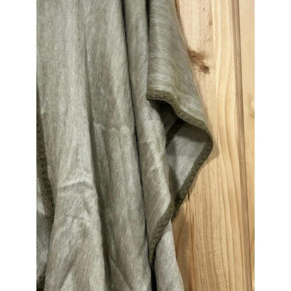 Uno Alla Volta Shupaca Poncho Shawl One Size Women’s Beige Alpaca Cape Buttons